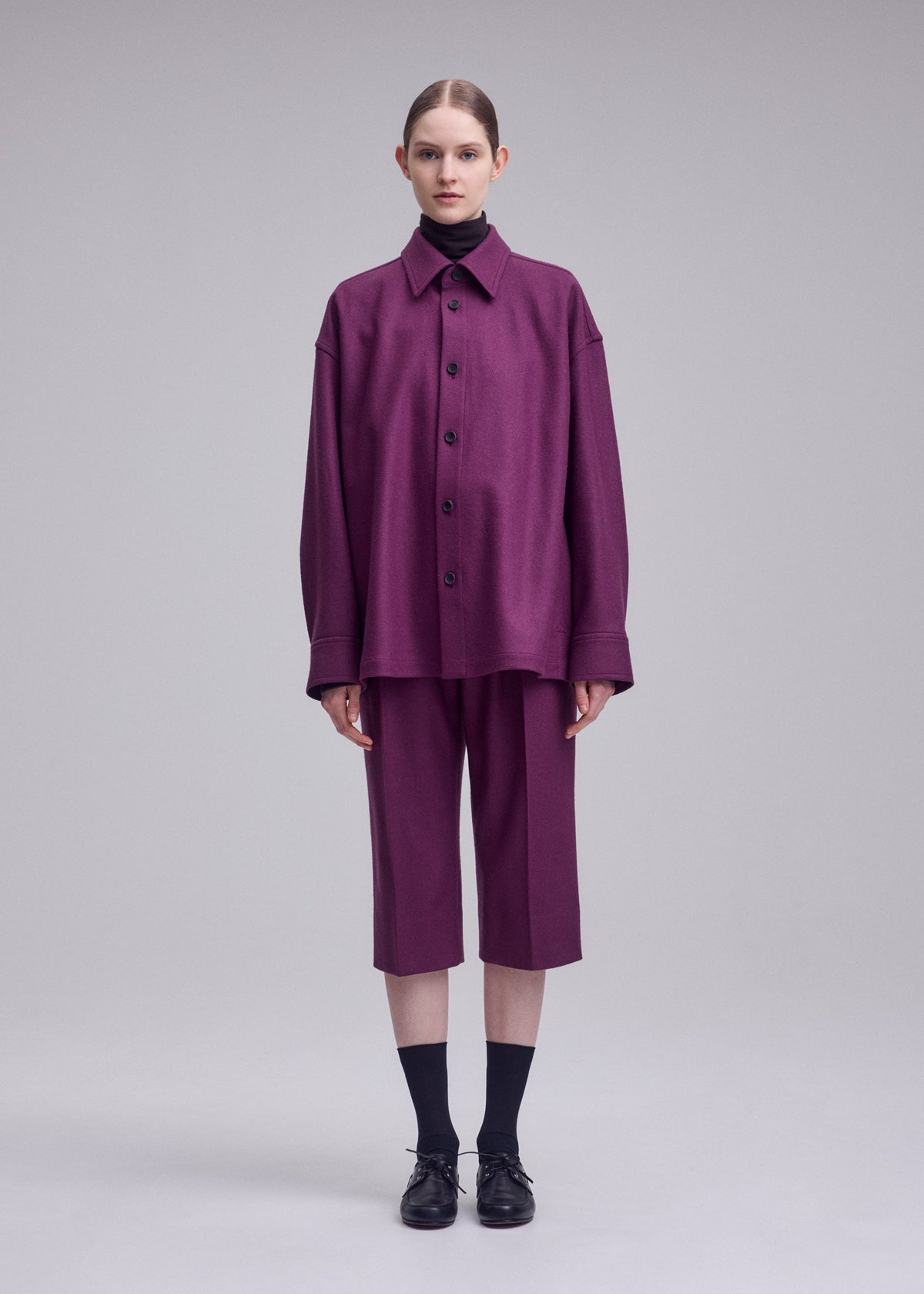 A model wears the ISSEY MIYAKE MANNER manner-shirt-black.