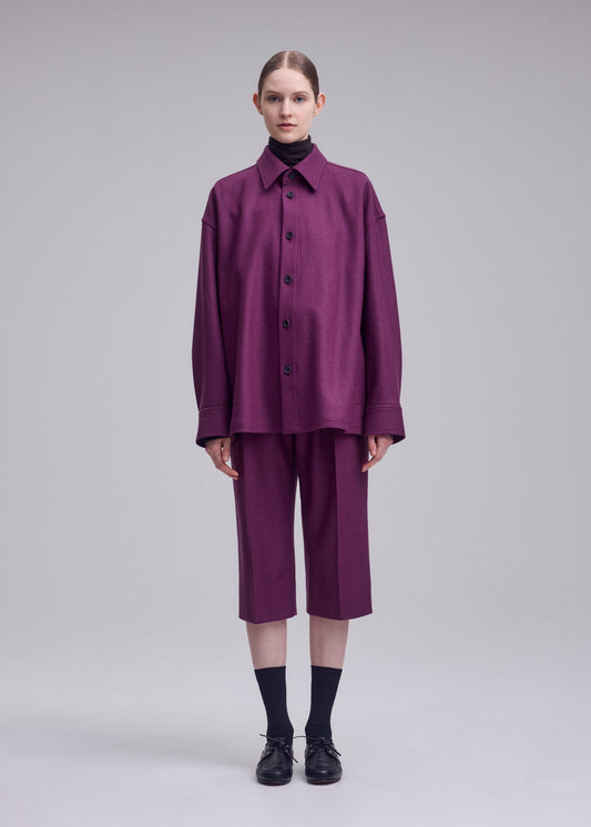 A model wears the ISSEY MIYAKE MANNER manner-shirt-black.