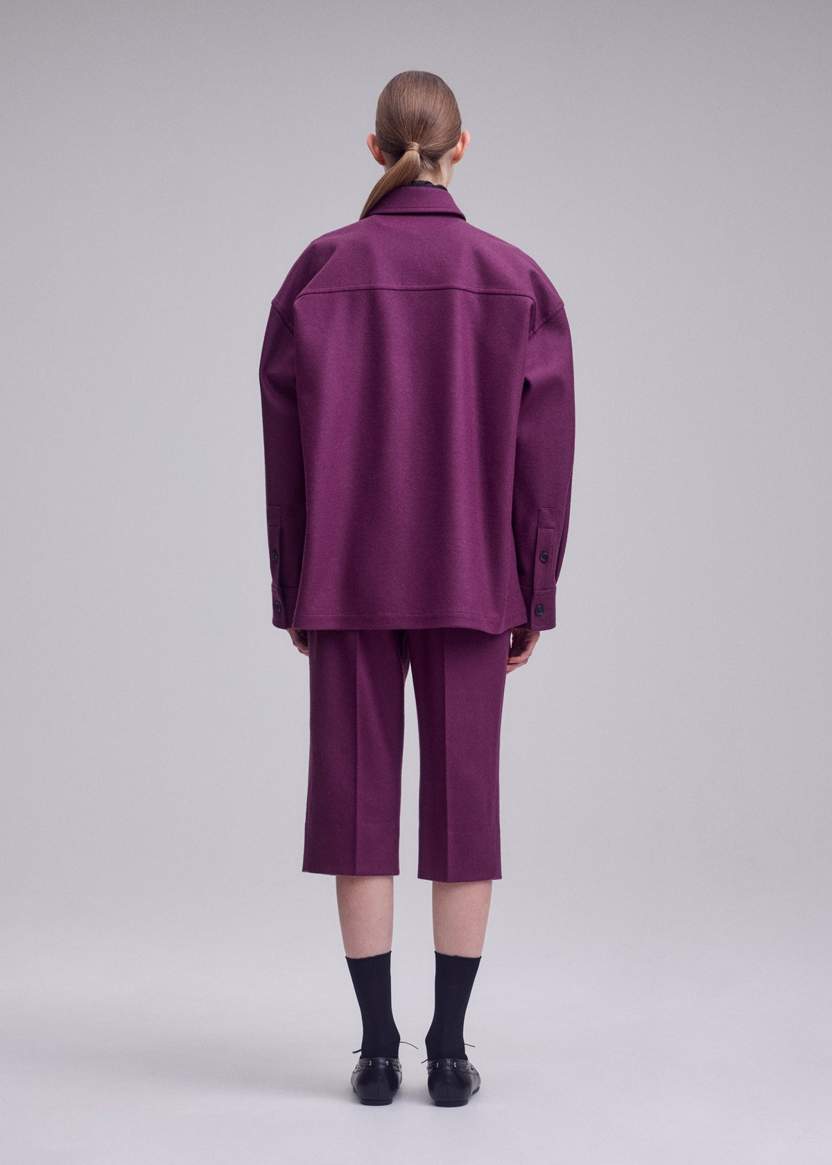A model wears the ISSEY MIYAKE MANNER manner-shirt-black.