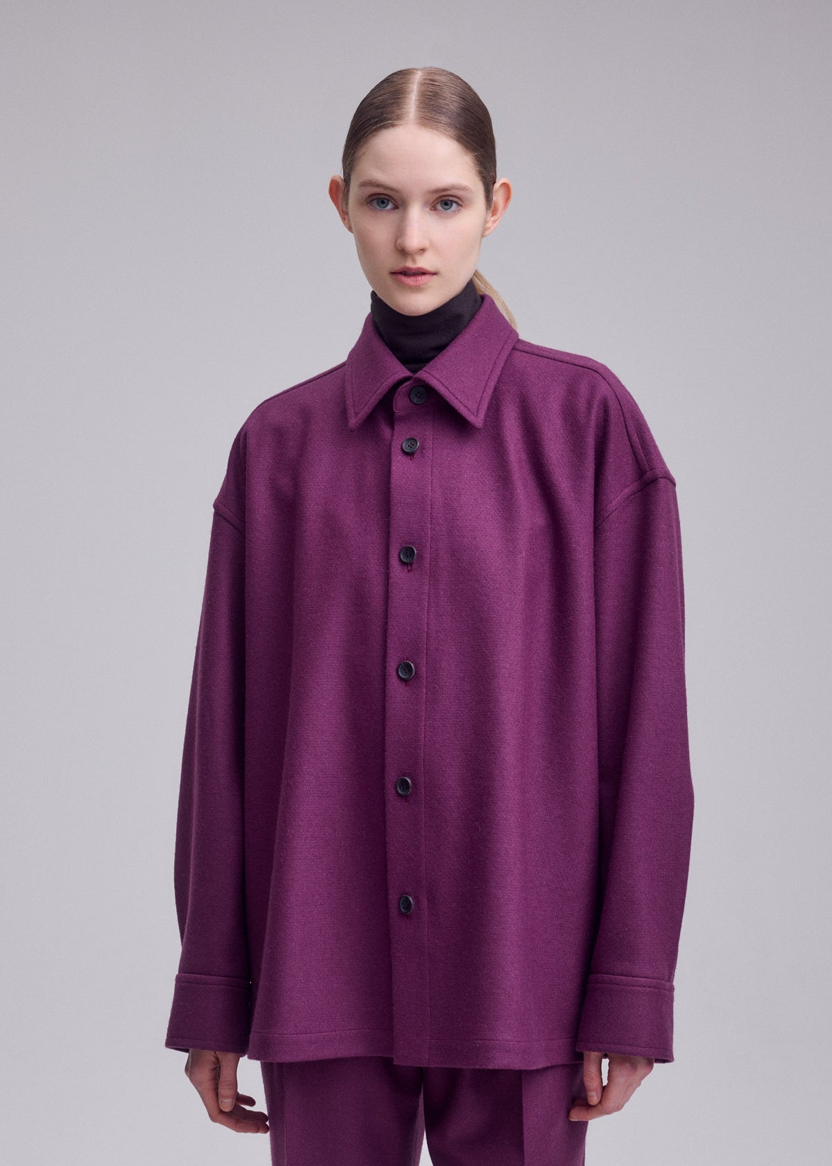 A model wears the ISSEY MIYAKE MANNER manner-shirt-grey.