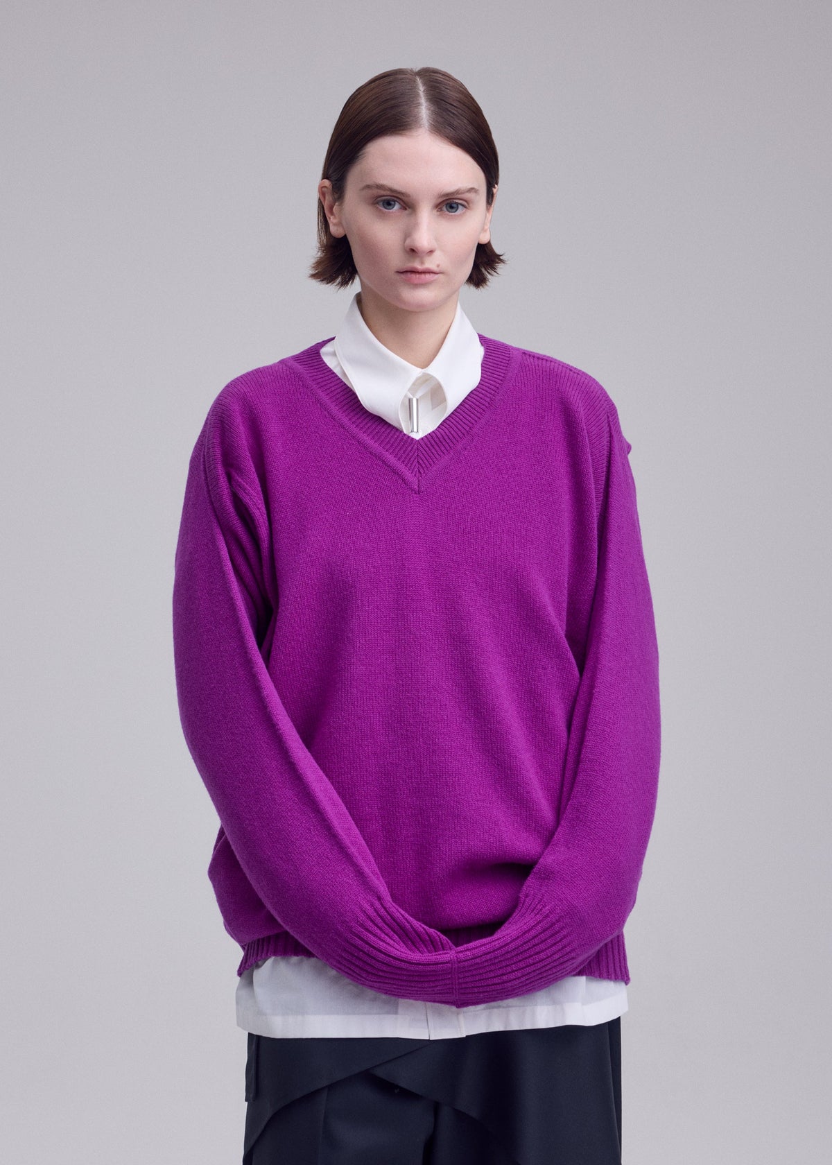 A model wears the ISSEY MIYAKE O KNIT o-knit-vest-purple.
