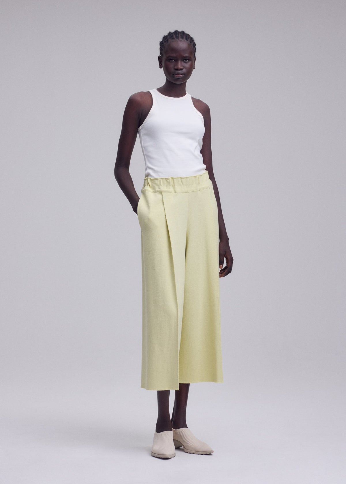 A model wears the ISSEY MIYAKE CAMPAGNE campagne-tapered-trousers-dark-navy.