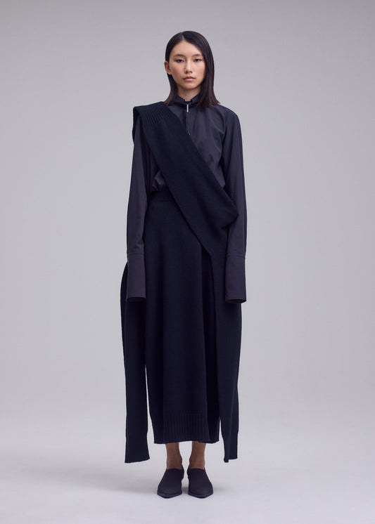 A model wears the ISSEY MIYAKE O KNIT o-knit-skirt-purple.