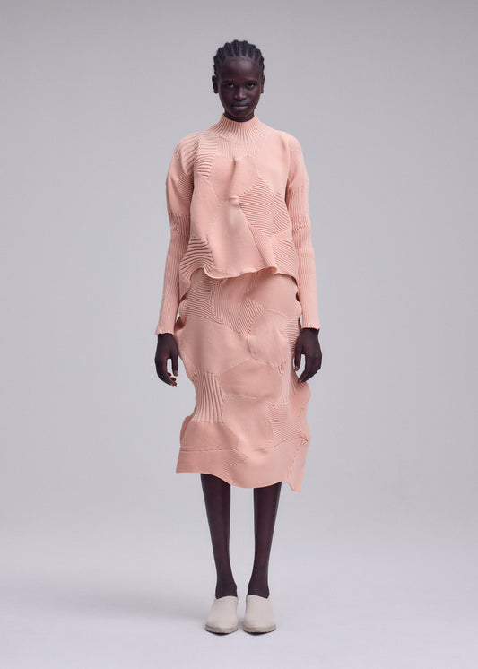 A model wears the ISSEY MIYAKE KONE KONE kone-kone-skirt-grey.