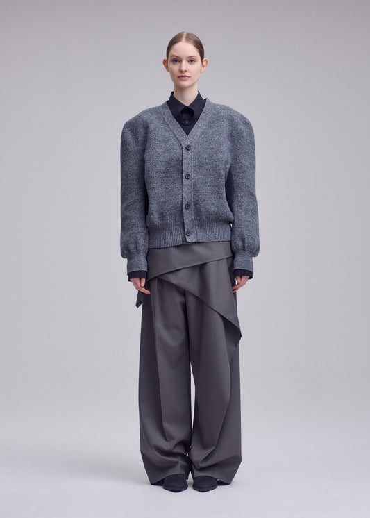 A model wears the ISSEY MIYAKE HANDSOME KNIT handsome-knit-cardigan-black.