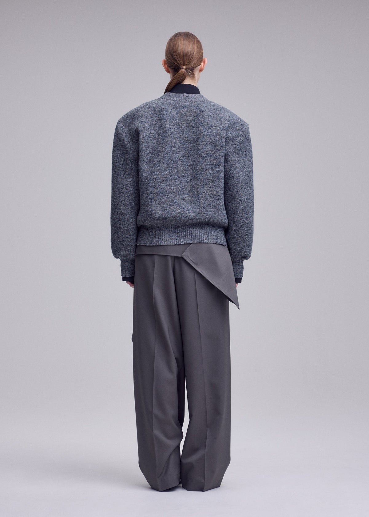 A model wears the ISSEY MIYAKE HANDSOME KNIT handsome-knit-cardigan-black.