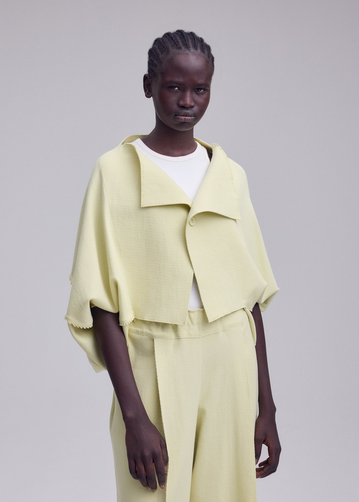A model wears the ISSEY MIYAKE CAMPAGNE campagne-cardigan-dark-navy.