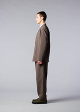 A model wears the IM MEN SUAVE trousers.