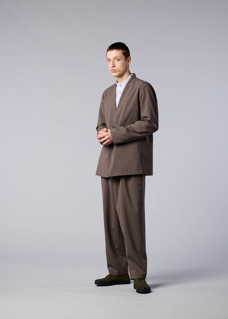 A model wears the IM MEN SUAVE trousers.