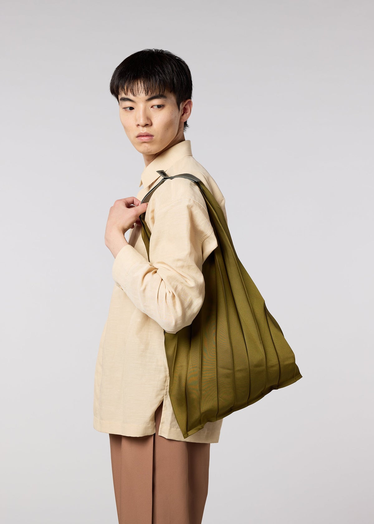 A model wears the IM MEN GURU GURU bag.