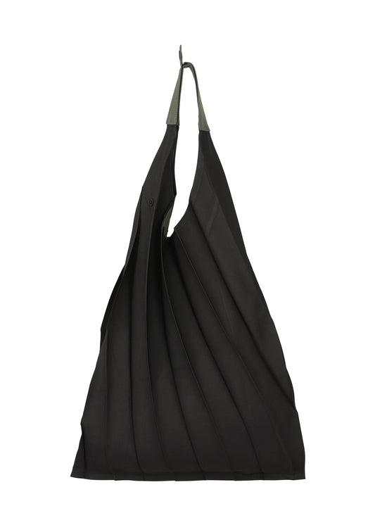 A product shot of the IM MEN GURU GURU bag in black (15).