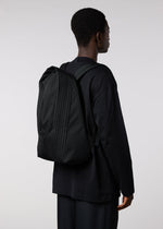 A model wears the IM MEN ORGAN bag.