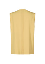 A detail shot of the IM MEN AIR PLEATS vest.