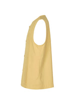 A detail shot of the IM MEN AIR PLEATS vest.