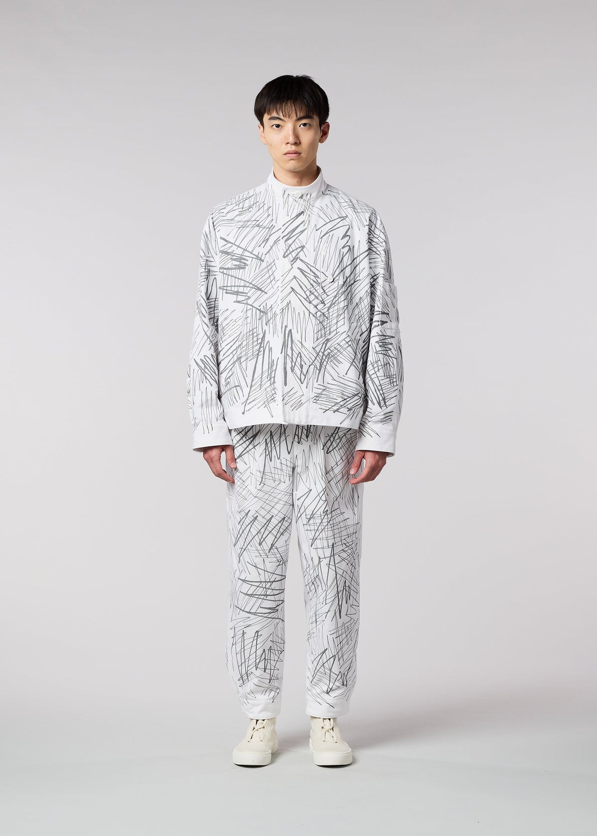 A model wears the IM MEN SKETCH trousers.