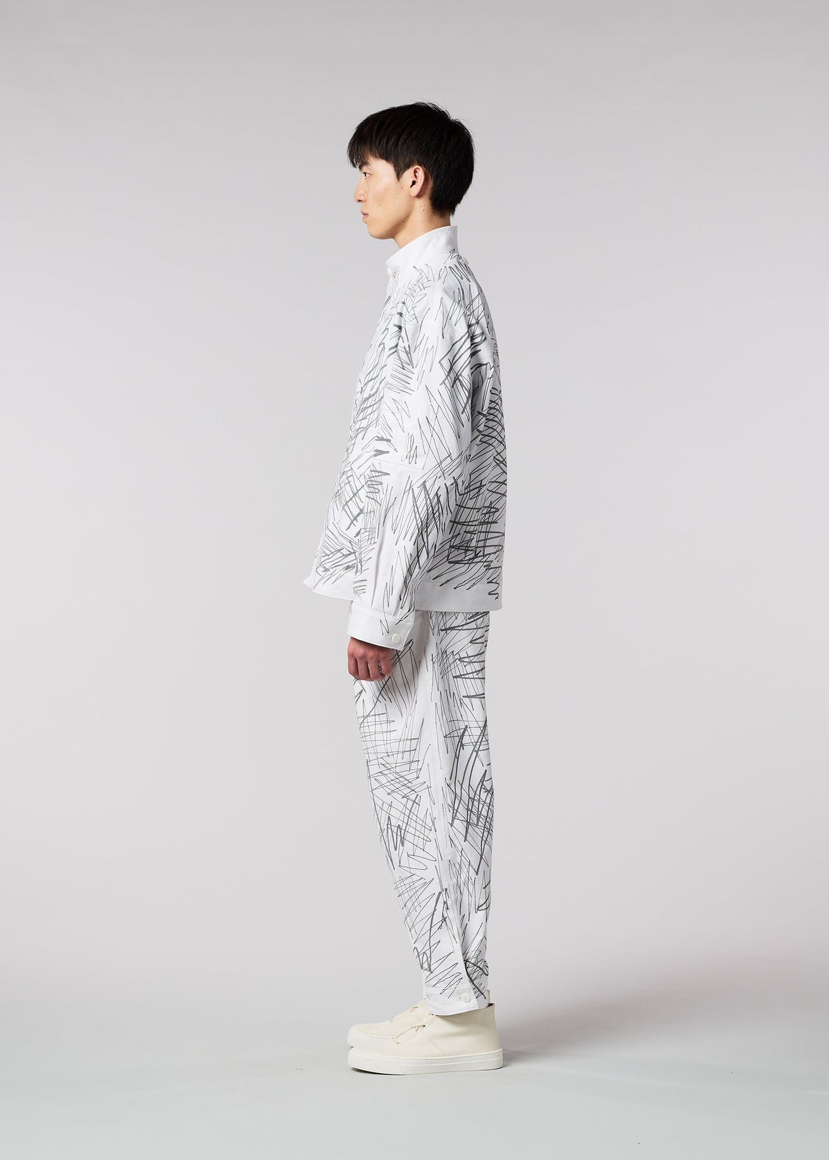 A model wears the IM MEN SKETCH trousers.