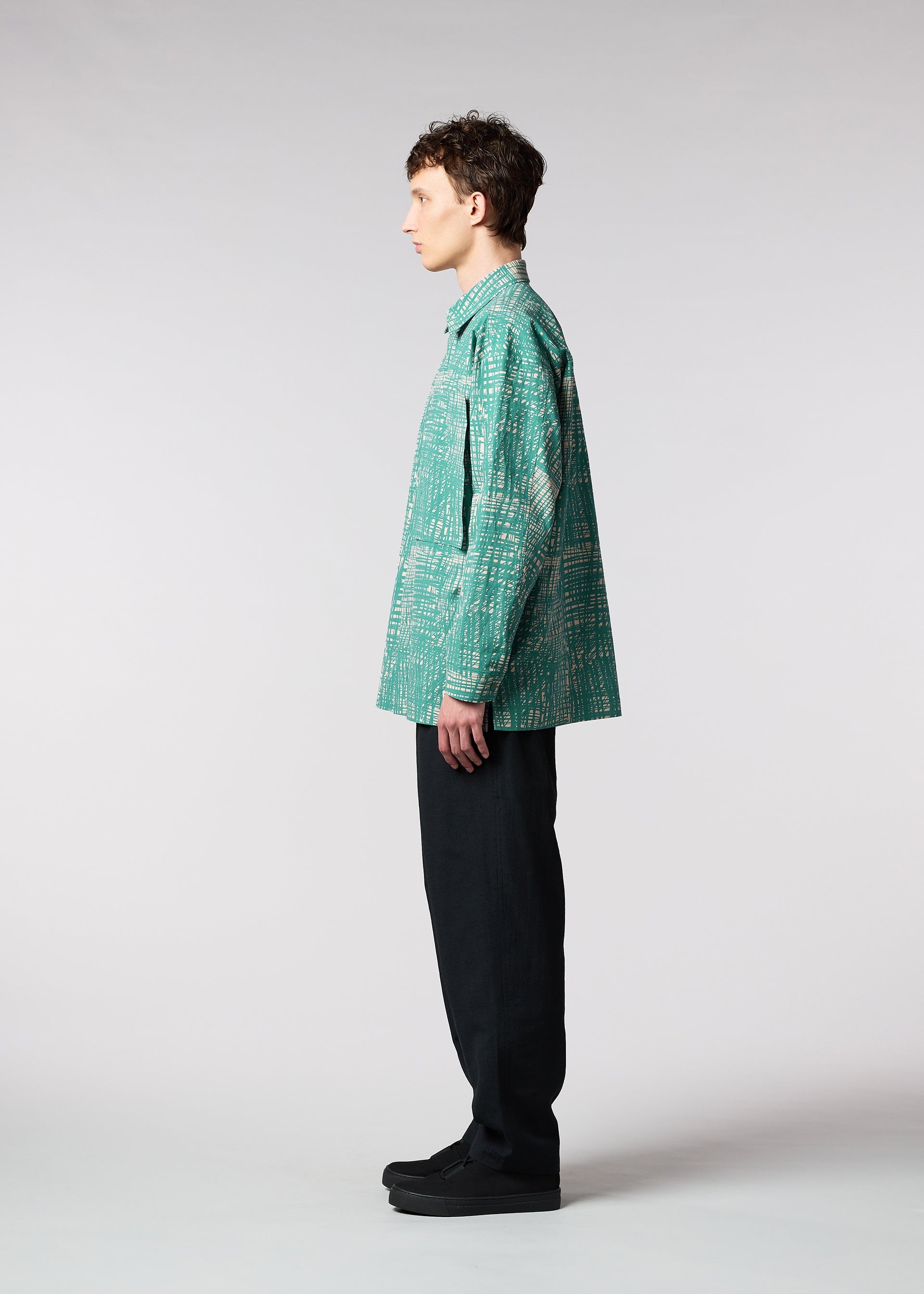 A model wears the IM MEN LUCID trousers.