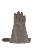 A detail shot of the IM MEN PIGEON GLOVES gloves.