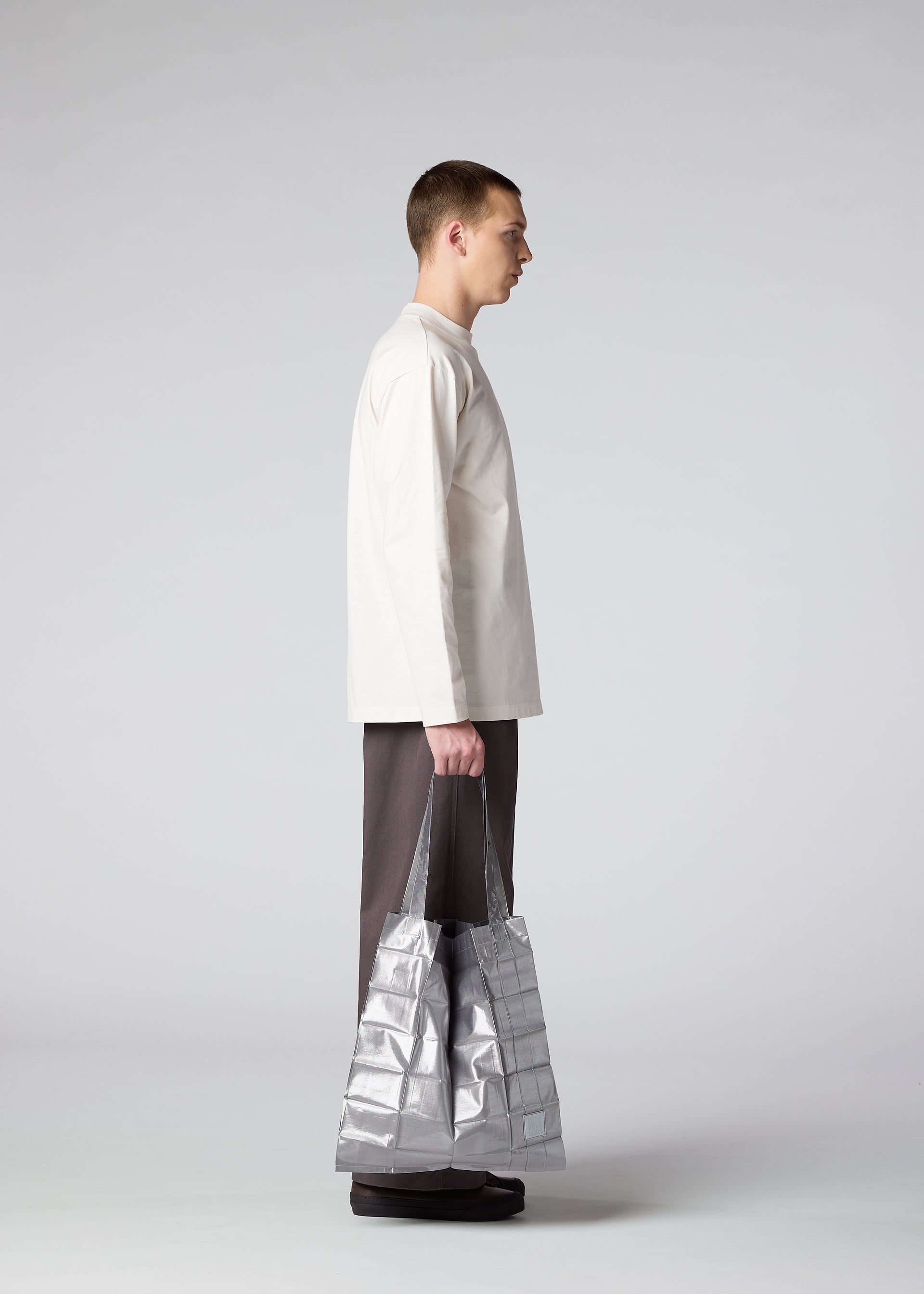 A model wears the IM MEN PATA PATA METALLIC bag.