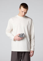 A model wears the IM MEN PATA PATA METALLIC bag.