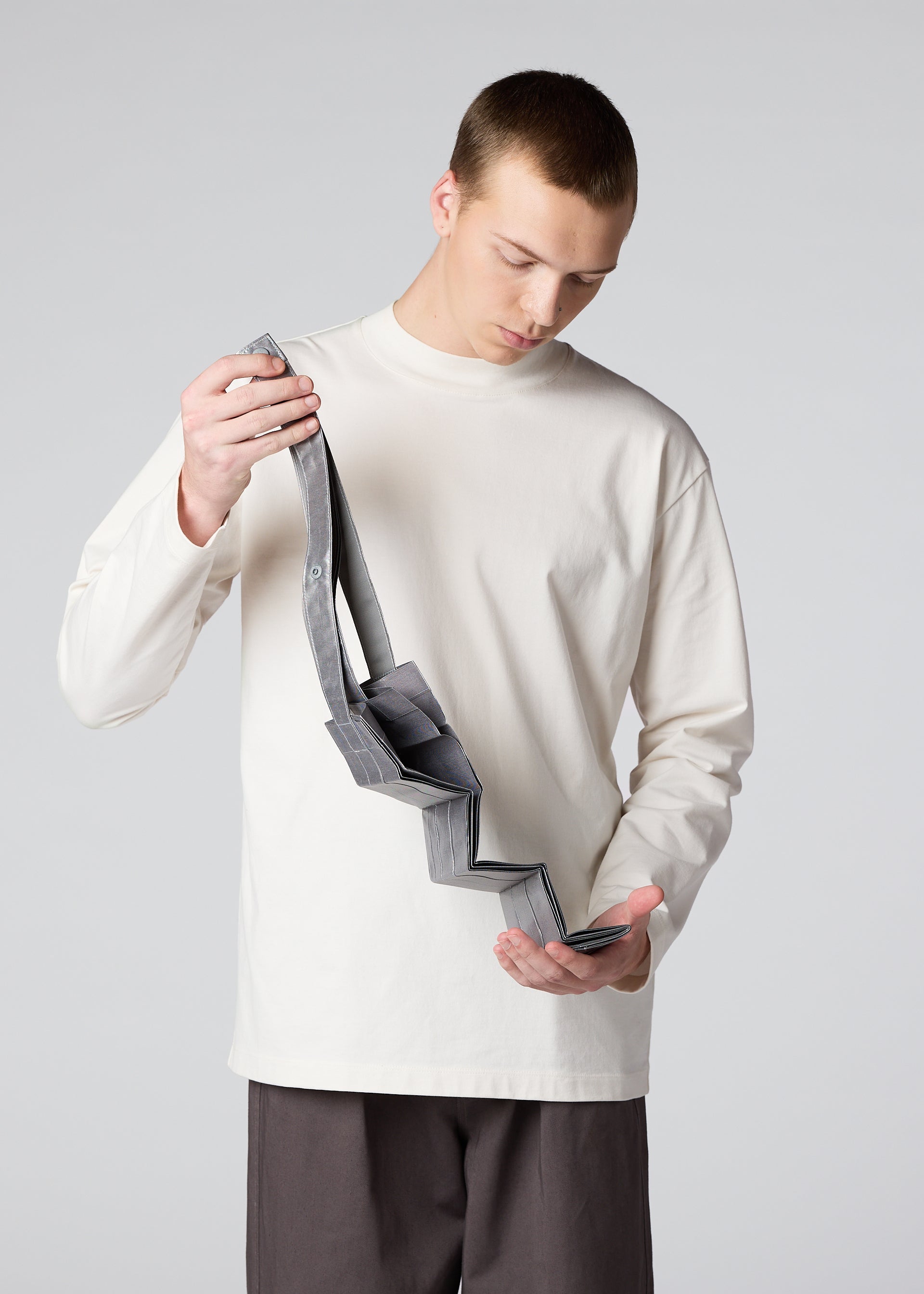 A model wears the IM MEN PATA PATA METALLIC bag.