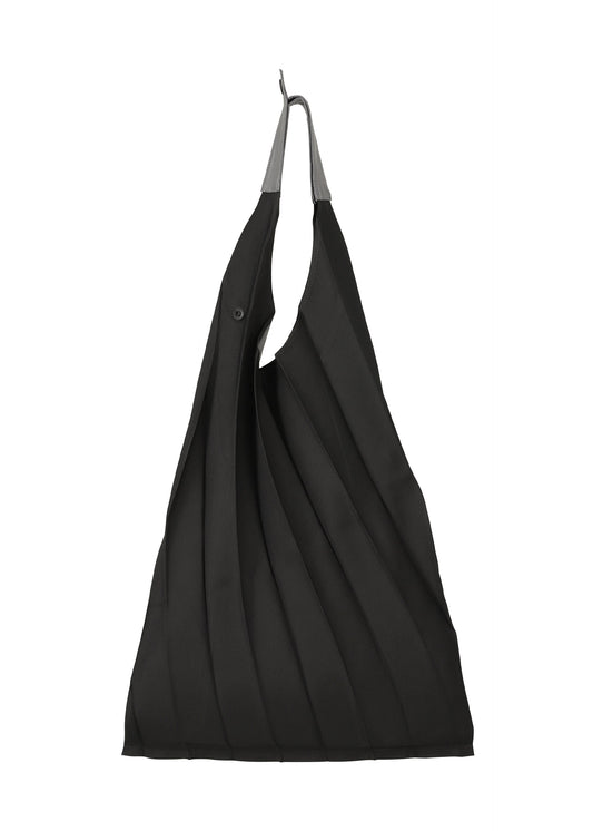 A product shot of the IM MEN GURU GURU bag in black (15).