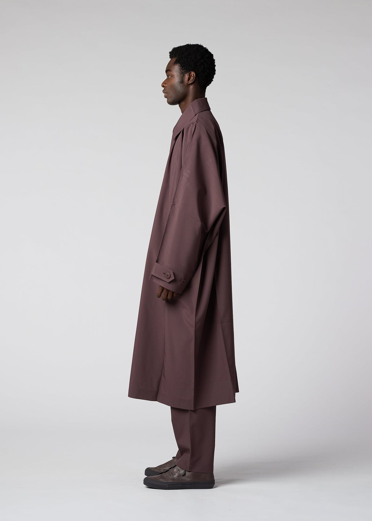 A model wears the IM MEN FLAT clothing.