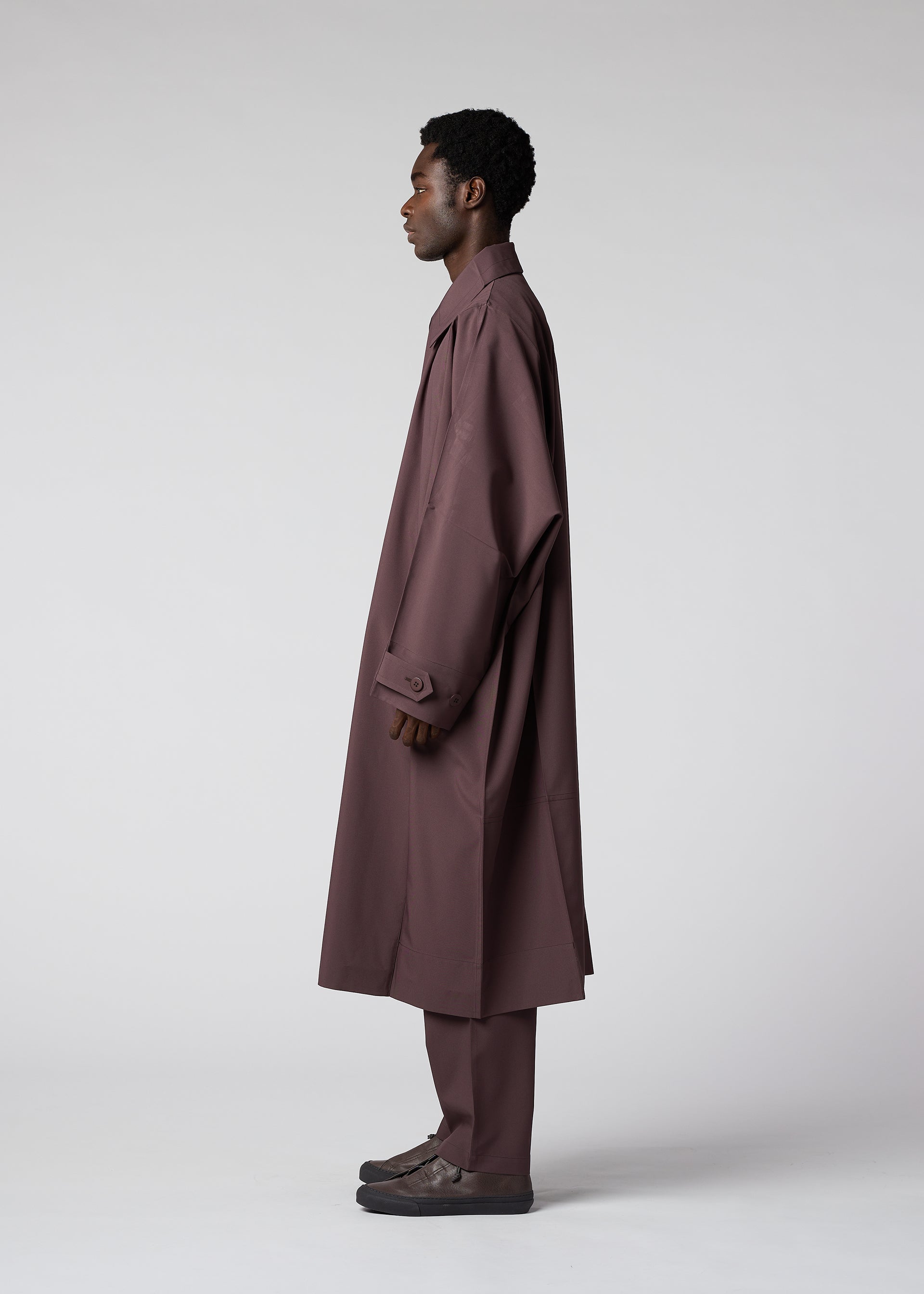 A model wears the IM MEN FLAT clothing.