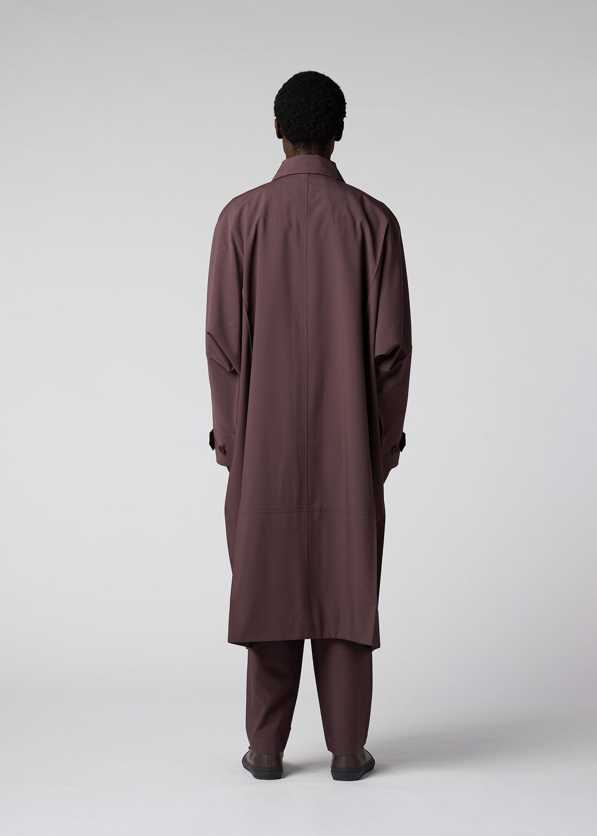 A model wears the IM MEN FLAT clothing.