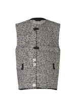 A product shot of the IM MEN SAKIORI vest in white (01).