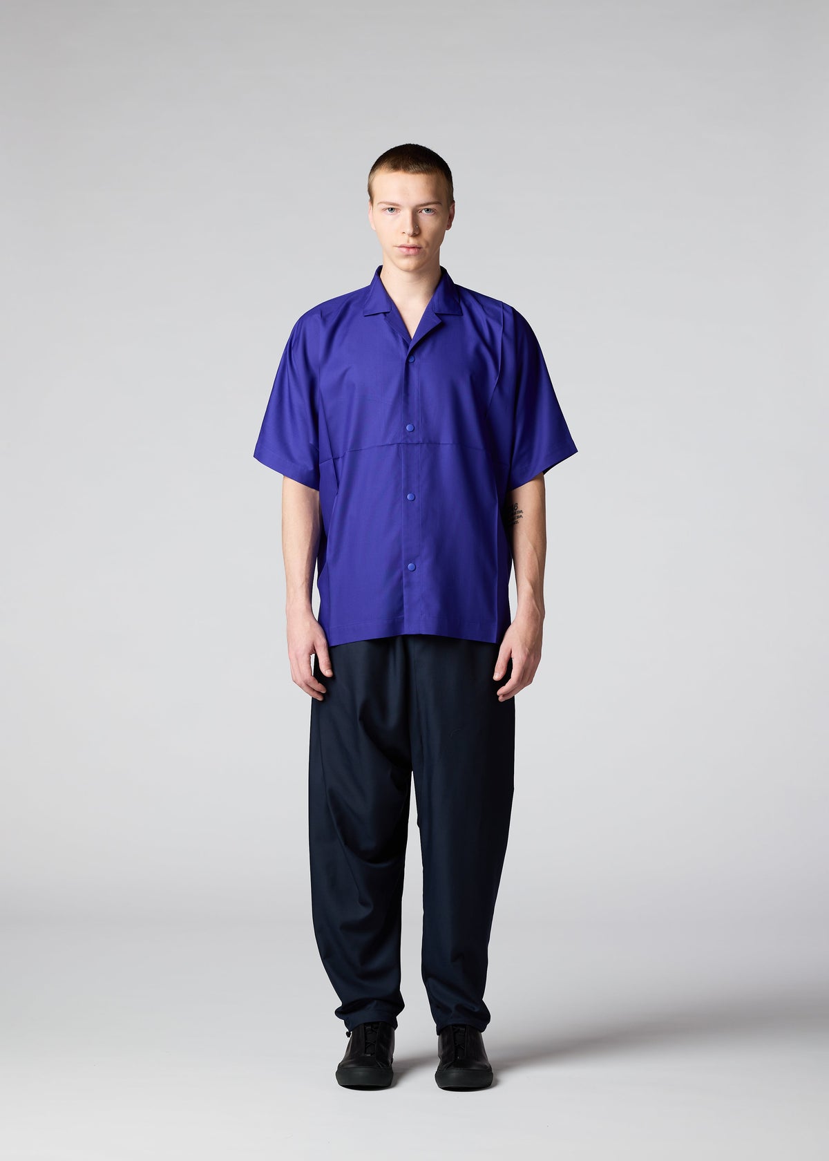 A model wears the IM MEN SWING trousers.