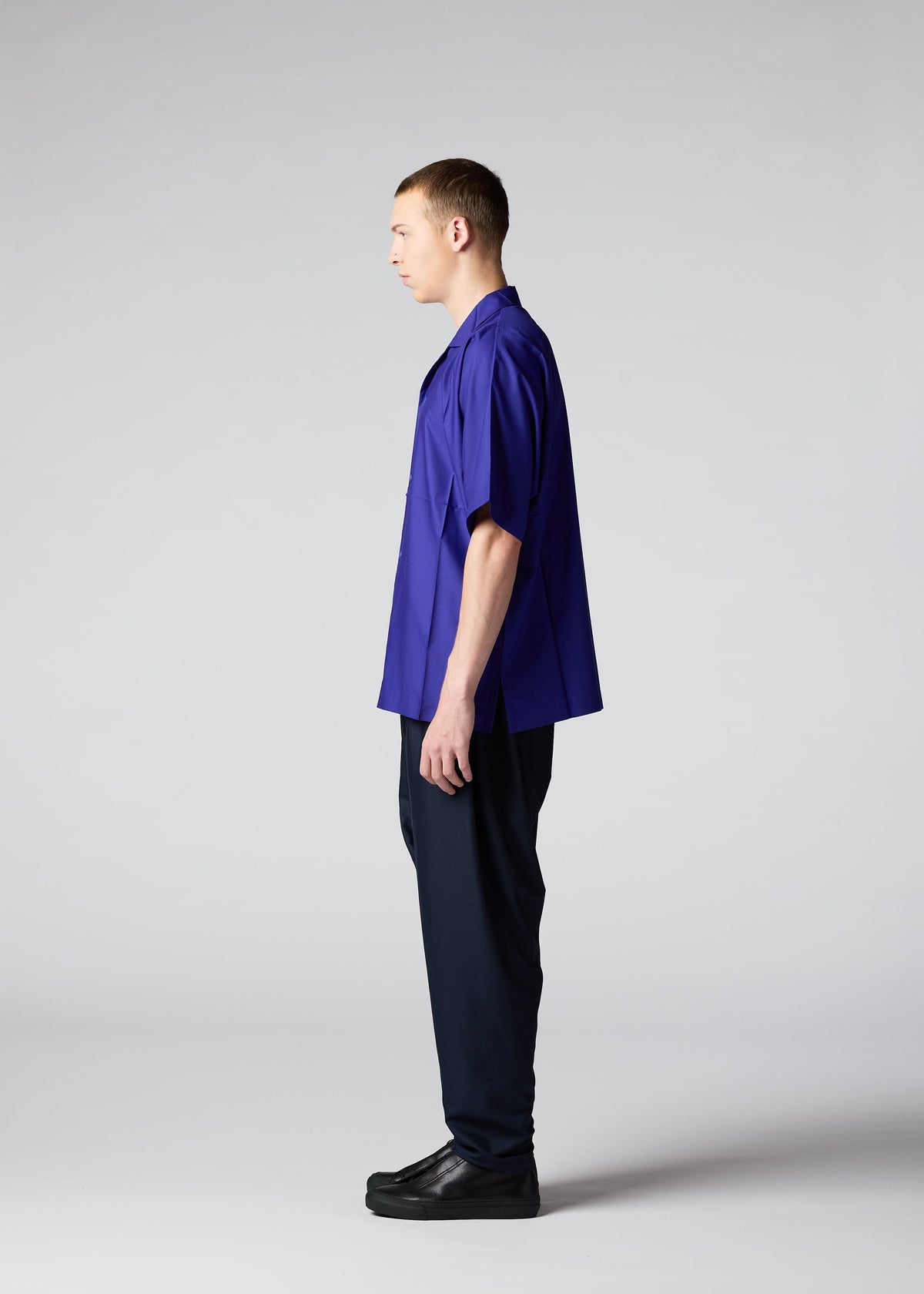 A model wears the IM MEN SWING trousers.