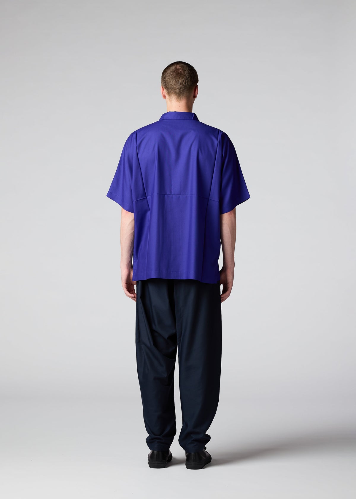 A model wears the IM MEN SWING trousers.