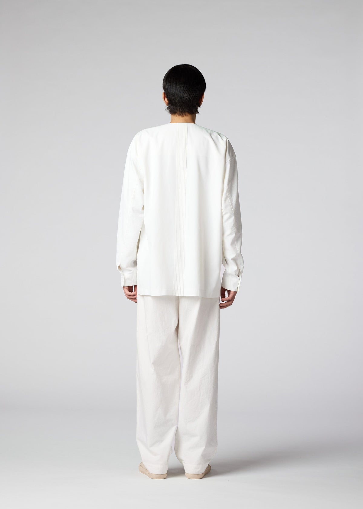 A model wears the IM MEN LIGHT COTTON trousers.
