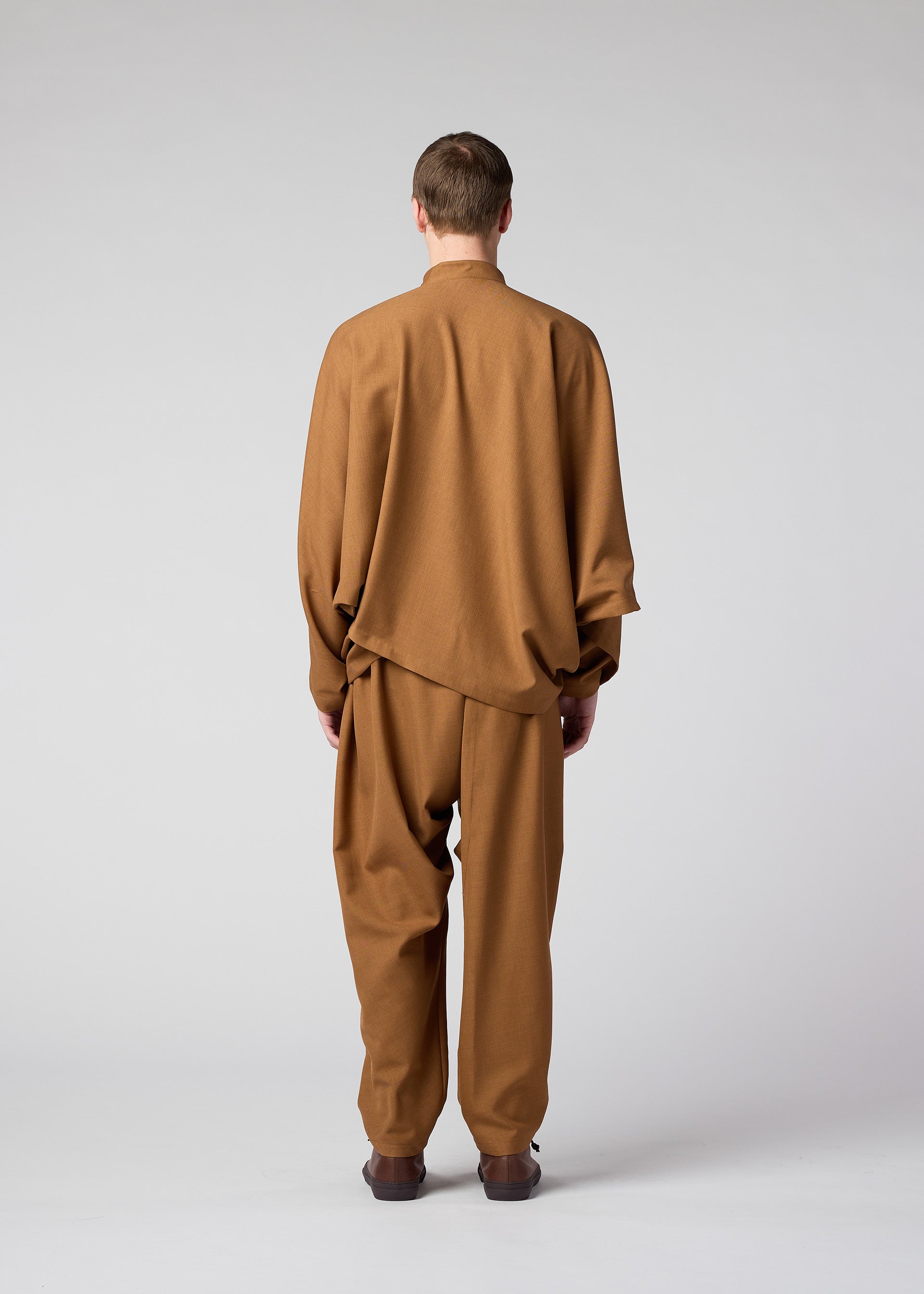 A model wears the IM MEN BREEZE trousers.