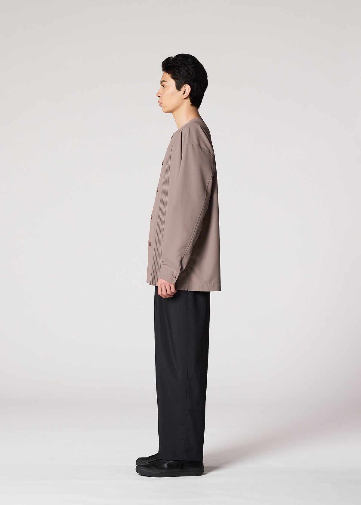 A model wears the IM MEN PLEATS SHIRT shirt.