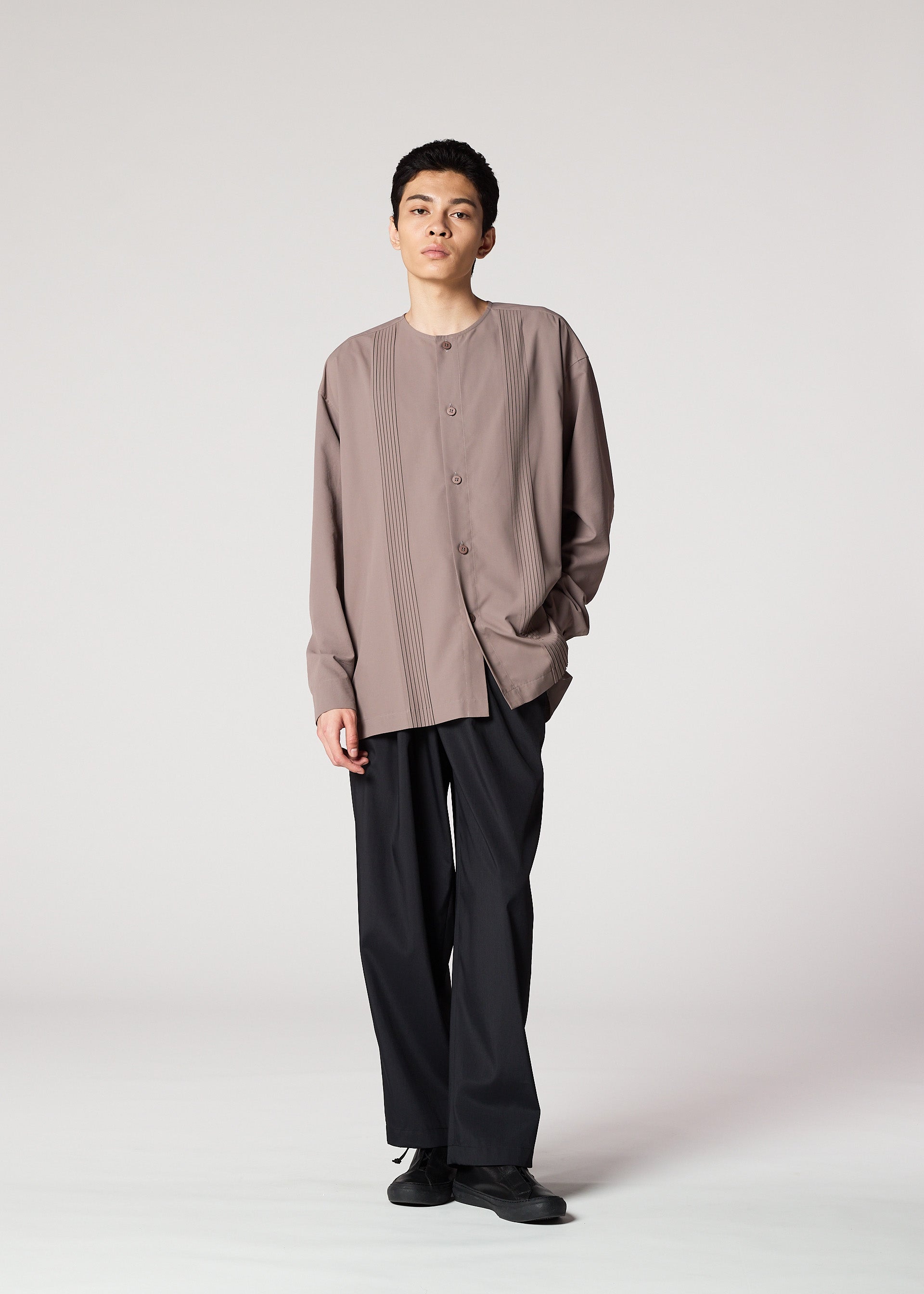A model wears the IM MEN PLEATS SHIRT shirt.