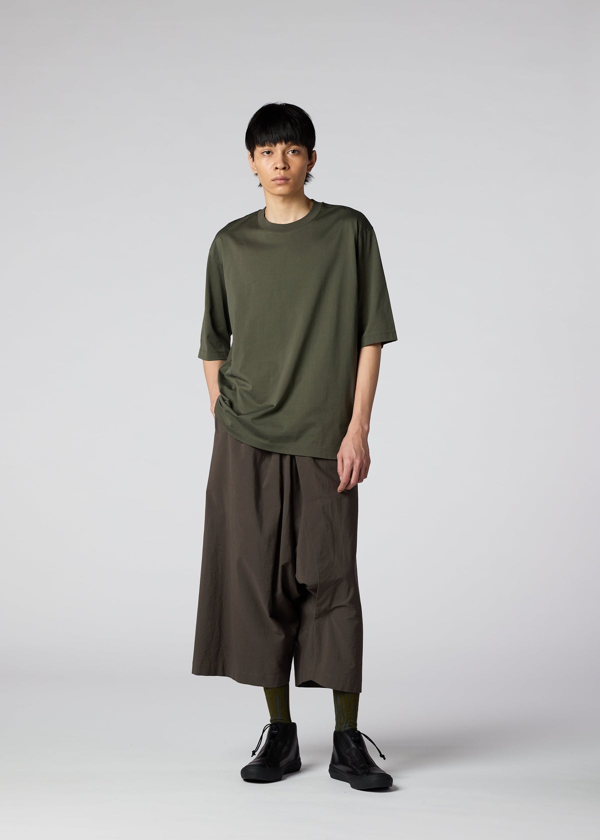 A model wears the IM MEN 60/2 JERSEY STITCH top.