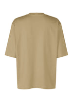 A detail shot of the IM MEN 60/2 JERSEY STITCH top.