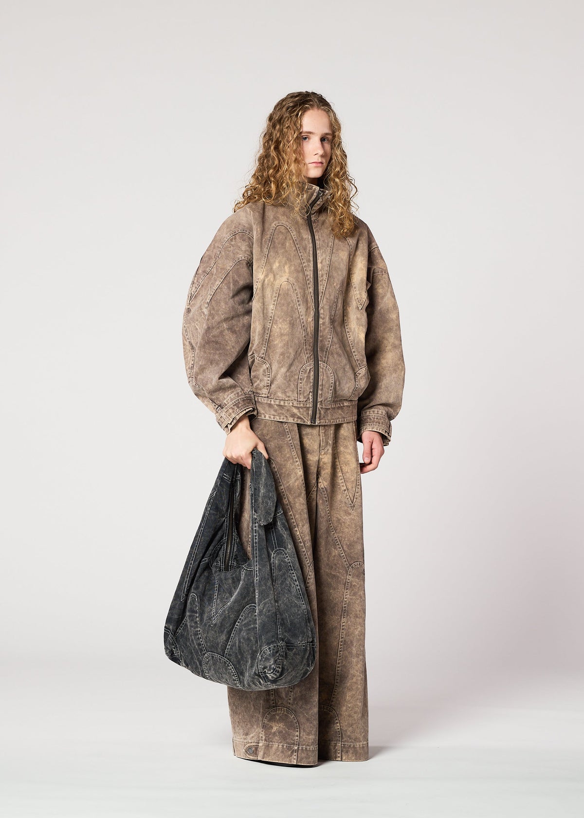 A model wears the IM MEN ELEMENTS BAG bag.