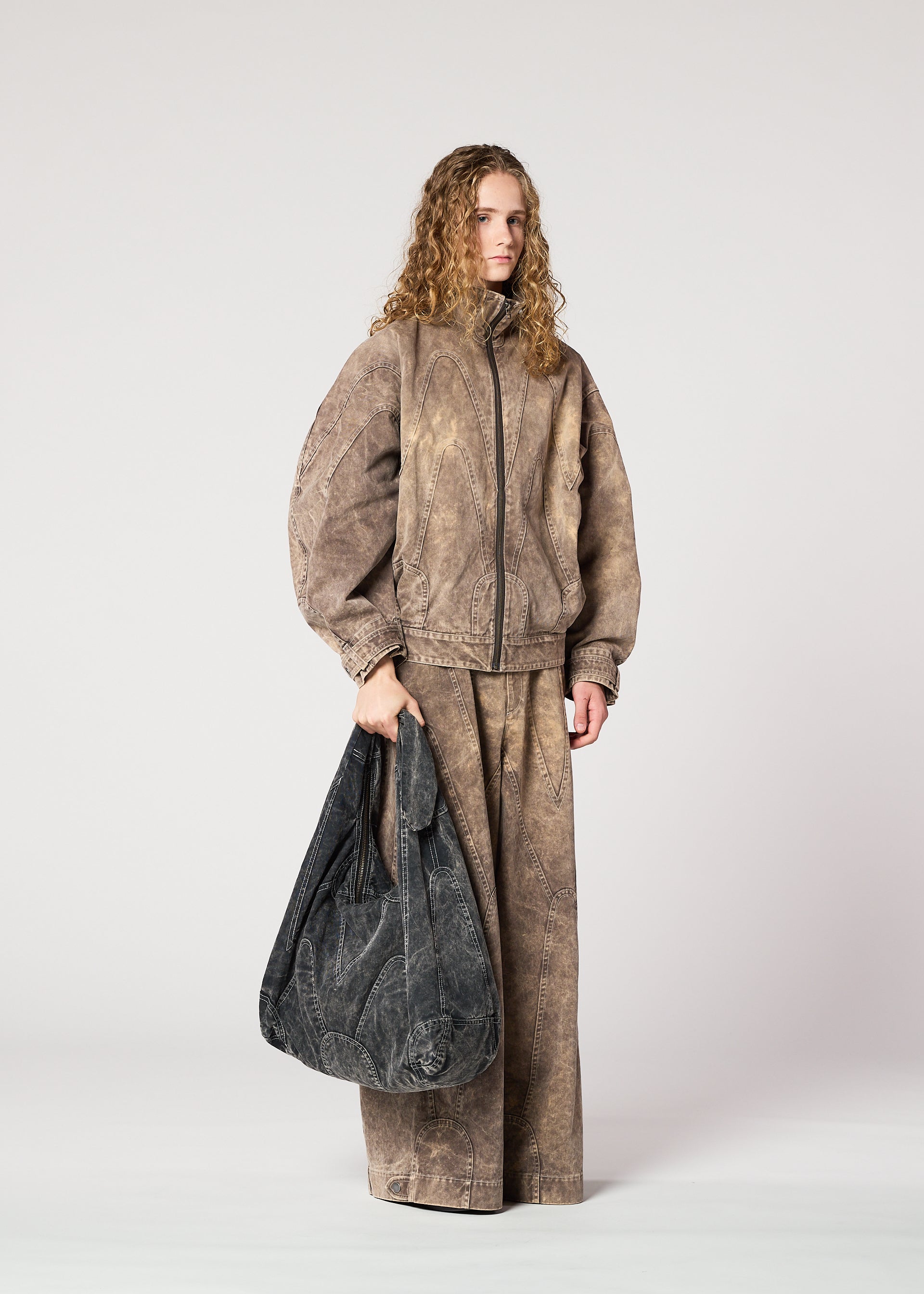 A model wears the IM MEN ELEMENTS BAG bag.