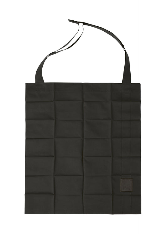 A product shot of the IM MEN PATA PATA bag in black (15).