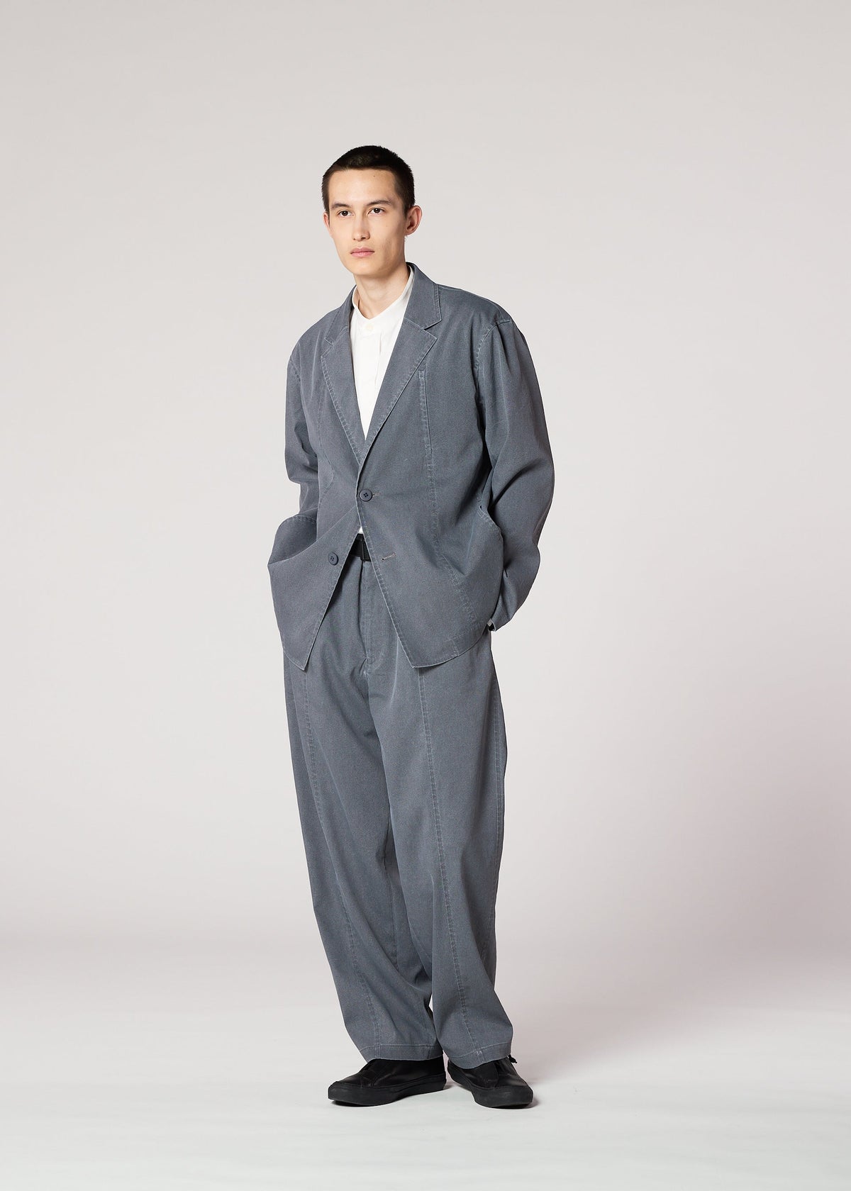 A model wears the IM MEN AIR WASH air-wash-jacket-light-blue.