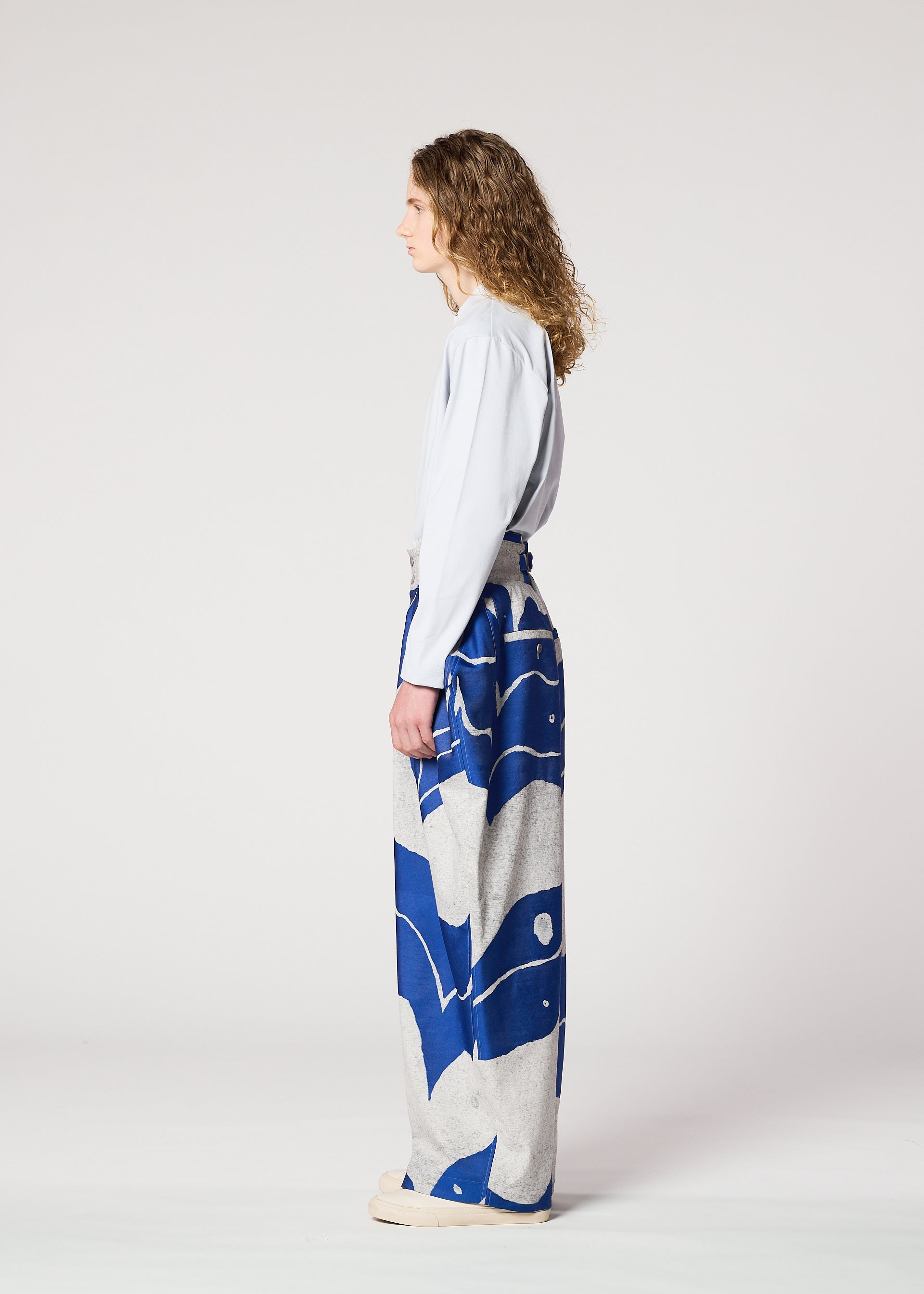 A model wears the IM MEN INLAY trousers.