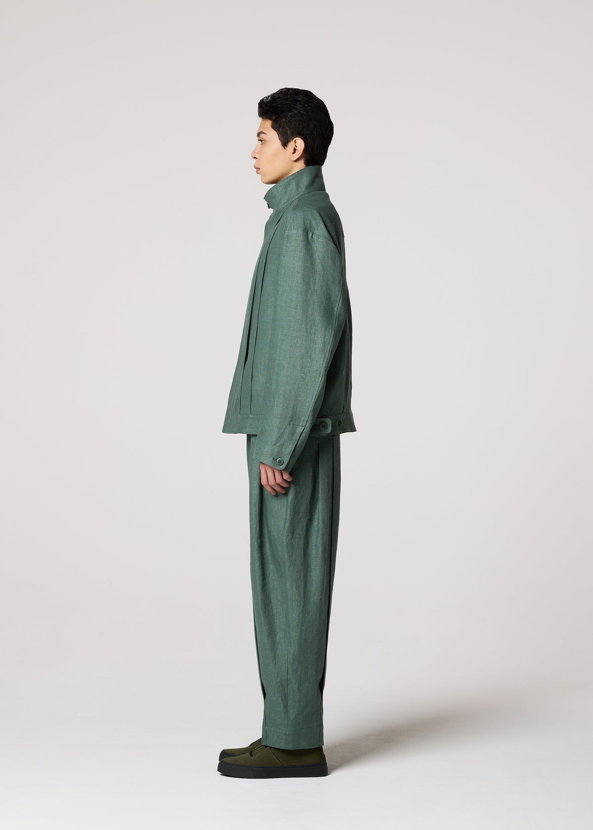 A model wears the IM MEN TOUGH LINEN trousers.