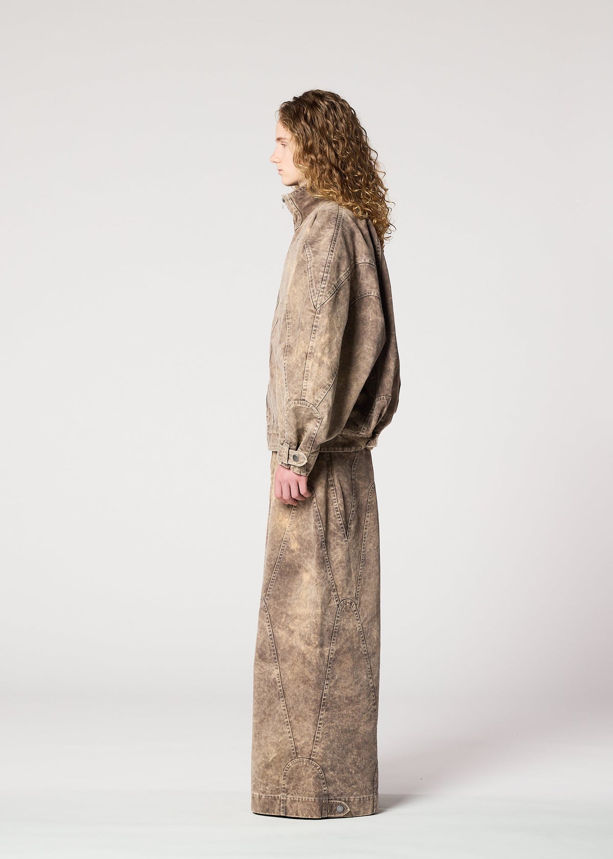 A model wears the IM MEN ELEMENTS trousers.