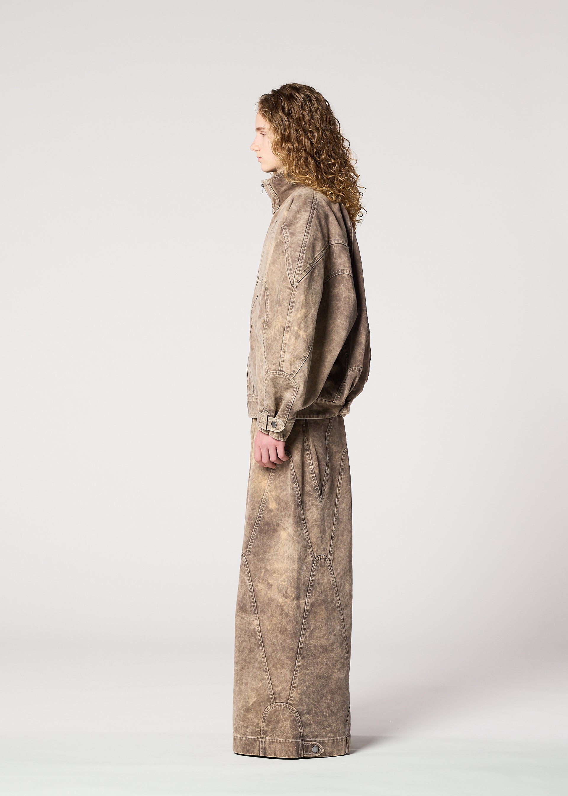 A model wears the IM MEN ELEMENTS trousers.