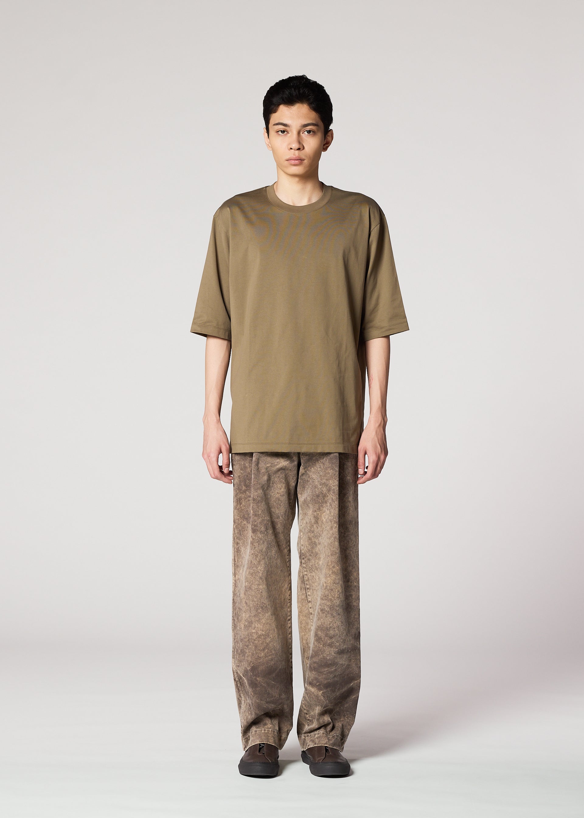 A model wears the IM MEN ELEMENTS trousers.
