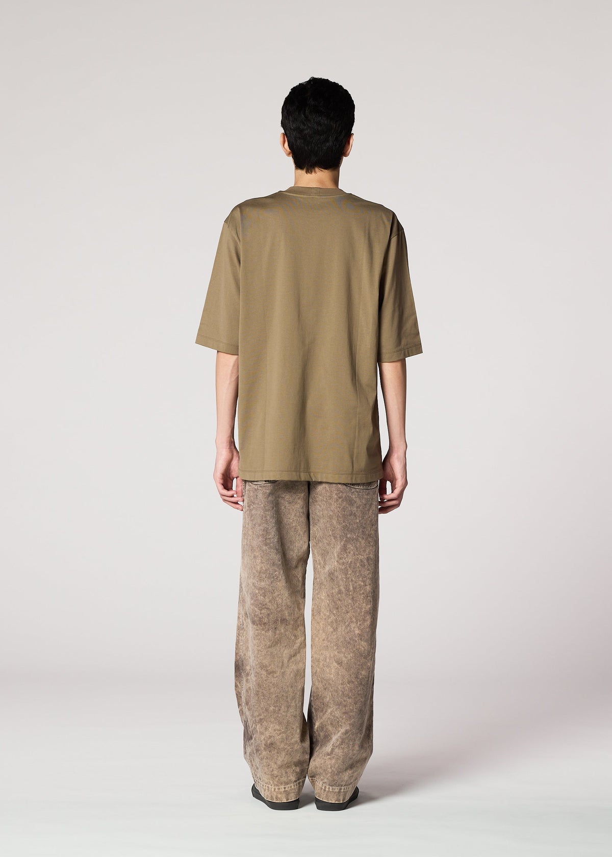 A model wears the IM MEN ELEMENTS trousers.