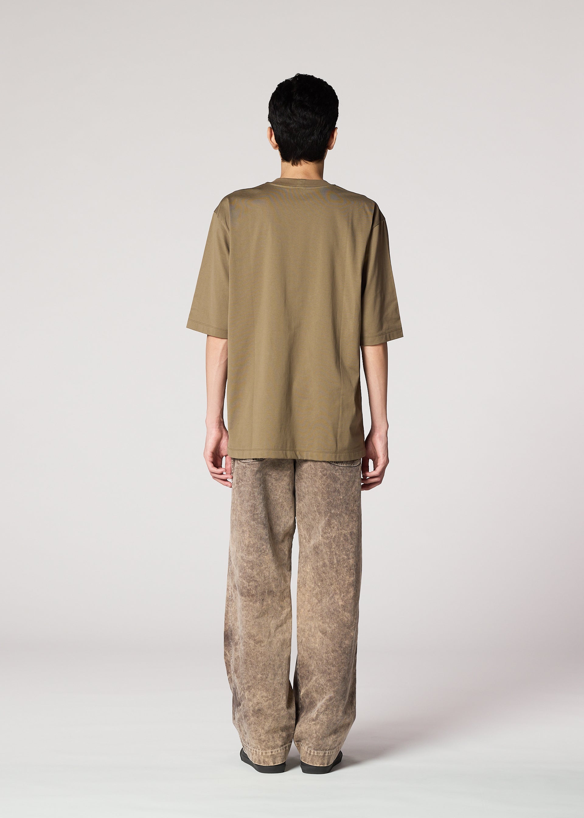 A model wears the IM MEN ELEMENTS trousers.